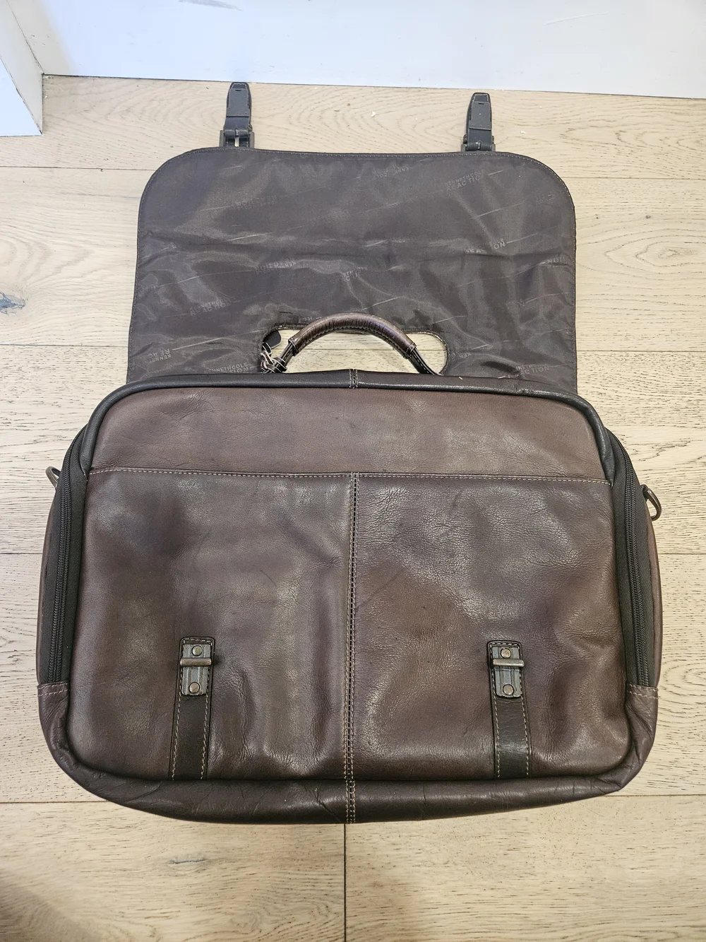 Kenneth Cole Reaction Brown Leather Messenger Briefcase